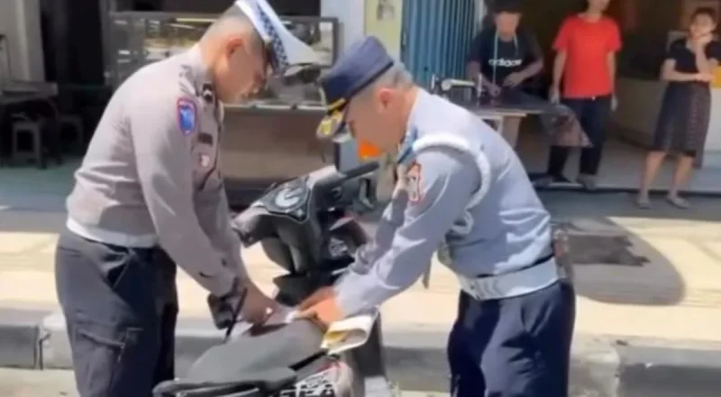 Polresta Balikpapan bersama Dinas Perhubungan Saat melakukan penertiban parkir liar di kawasan Jenderal Sudirman Balikpapan, pada Kamis (9/4/2026). Foto: BorneoFlash/Ist