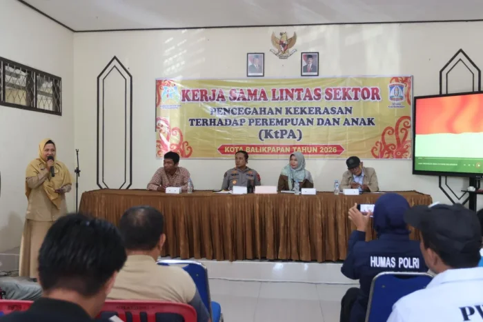 Puluhan wartawan mengikuti kegiatan sosialisasi kerja sama lintas sektor dalam pencegahan KtPA, yang digelar di Aula Kelurahan Telaga Sari, Kecamatan Balikpapan Kota, pada Selasa (28/4/2026). Foto: BorneoFlash/Ist