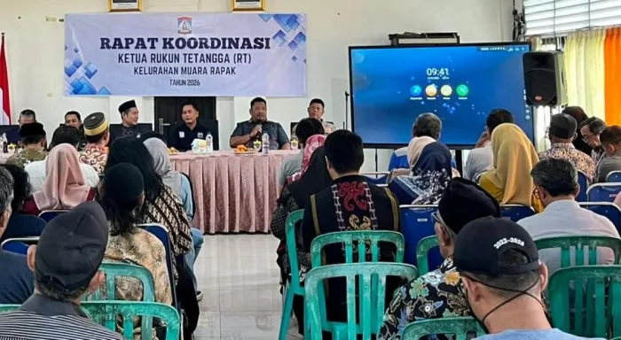 Rakor bersama para ketua RT Kelurahan Muara Rapak, Kecamatan Balikpapan Utara berlangsung di Aula kelurahan, pada Jumat (24/4/2026). Foto: BorneoFlash/Niken Sulastri
