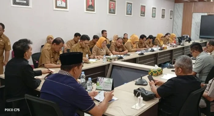 Rapat Dengar Pendapat (RDP) bersama pimpinan fraksi dan komisi DPRD Kota Balikpapan dengan jajaran Pemerintah Kota Balikpapan, Pada Senin (20/4/2026). Foto: BorneoFlash/Ardian