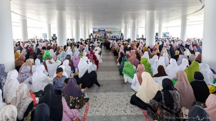 Ribuan jamaah yang terdiri dari berbagai kalangan memadati silaturahmi dan halal bihalal PGRI Cabang Sepaku bersama Otorita IKN di Masjid Negara IKN, pada Senin (20/04/2026). Foto: HO/Humas Otorita IKN