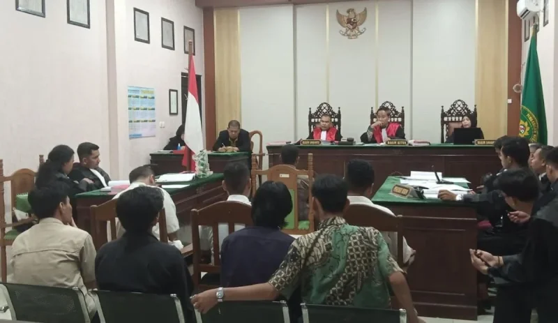 Saksi ahli memberikan keterangan di hadapan majelis hakim terkait dugaan bom molotov dalam persidangan. Foto: BorneoFlash/Nur Ainunnisa