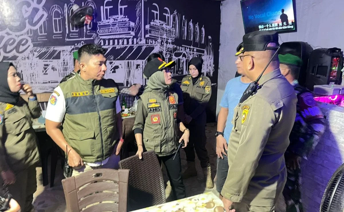 Satpol PP Samarinda bersama Aparat Gabungan saat melakukan razia miras. Foto: BorneoFlash/Nur Ainunnisa