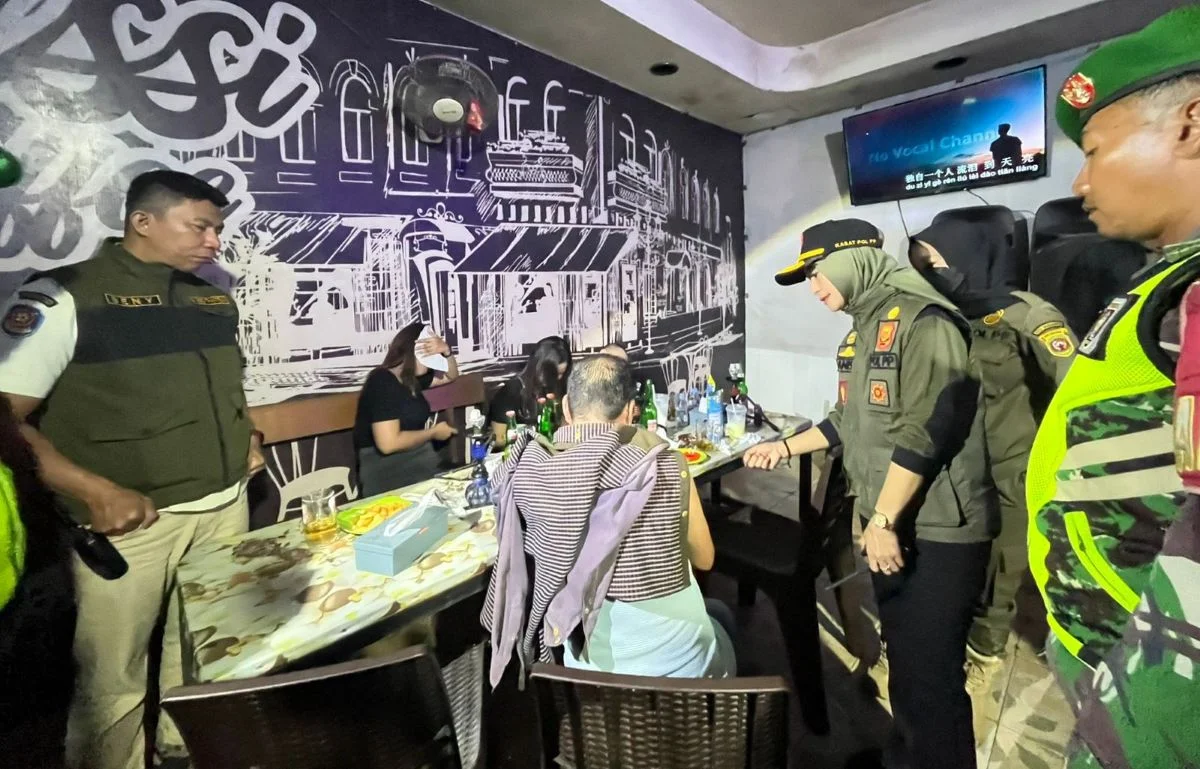 Satpol PP Samarinda bersama Aparat Gabungan saat melakukan razia miras. Foto: BorneoFlash/Nur Ainunnisa
