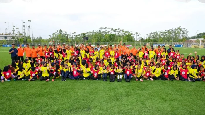 Sebanyak 140 siswi dari jenjang SD hingga SMP di wilayah delineasi IKN secara antusias mengikuti AFC Women’s Football Day 2026 di PSSI Training Center IKN. Foto: HO/Humas Otorita IKN