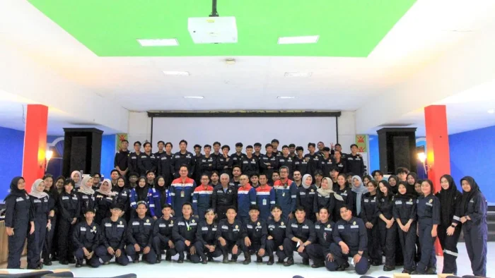 Sebanyak 74 mahasiswa dan dosen pendamping dari jurusan Teknik Perminyakan STT Migas Balikpapan mengunjungi dan melihat secara langsung kegiatan operasi hulu migas PEP Sangasanga Field pada 22 April 2026. Foto: HO/PEP Sangasanga Field