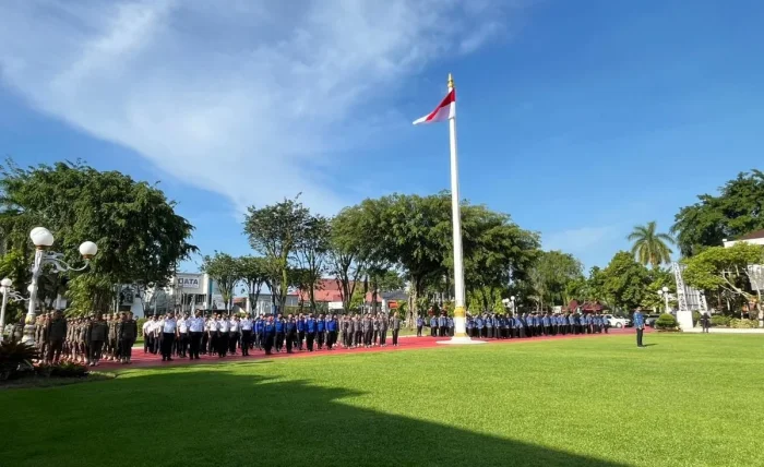 Upacara peringatan Hari Otda ke-30 di Halaman Balai Kota Balikpapan, pada Senin (27/4/2026). Foto: BorneoFlash/Ardian