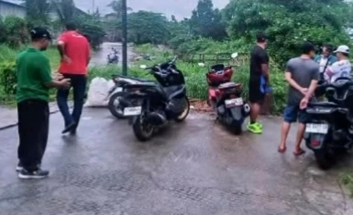 Wakil Ketua Komisi III DPRD Kota Balikpapan, Halili Adinegara saat meninjau Sungai Siregar di Kawasan Kampung Timur, Kelurahan Gunung Samarinda, Kecamatan Balikpapan Utara. Foto: BorneoFlash/Ist