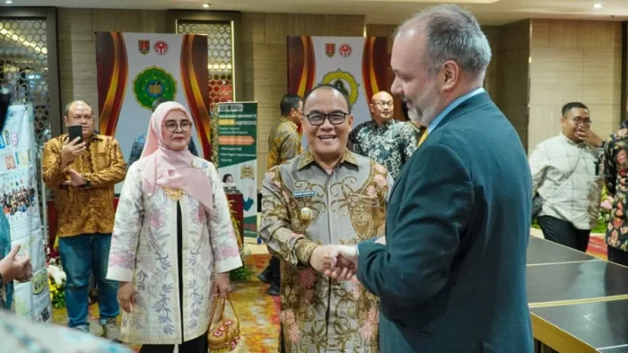 Wakil Wali Kota Balikpapan H. Bagus Susetyo bersama istri Hj. Siti Kotijah menghadiri welcome dinner kegiatan Dialog Nasional Praktik Baik Program Makan Bergizi Gratis yang berlangsung pada 28 hingga 30 April 2026 di Gumaya Tower Hotel. Foto: BorneoFlash/Ist