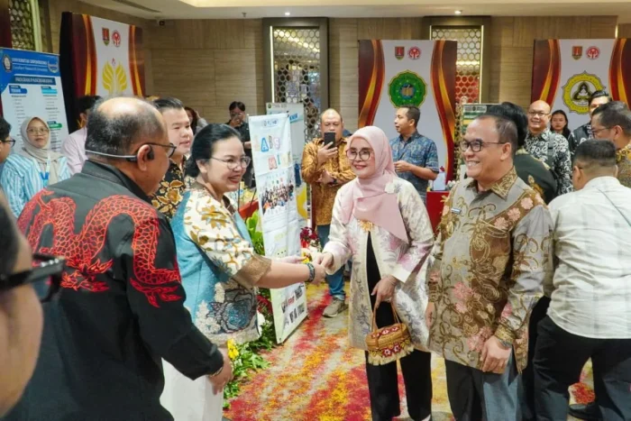 Wakil Wali Kota Balikpapan H. Bagus Susetyo bersama istri Hj. Siti Kotijah menghadiri welcome dinner kegiatan Dialog Nasional Praktik Baik Program Makan Bergizi Gratis yang berlangsung pada 28 hingga 30 April 2026 di Gumaya Tower Hotel. Foto: BorneoFlash/Ist