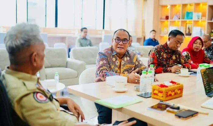Wakil Wali Kota Balikpapan, H. Bagus Susetyo, melakukan audiensi dengan Wakil Menteri Sosial RI, Agus Jabo Priyono, di Kantor Kementerian Sosial, Jakarta Pusat, pada Kamis (23/4/2026). Foto: BorneoFlash/Ist