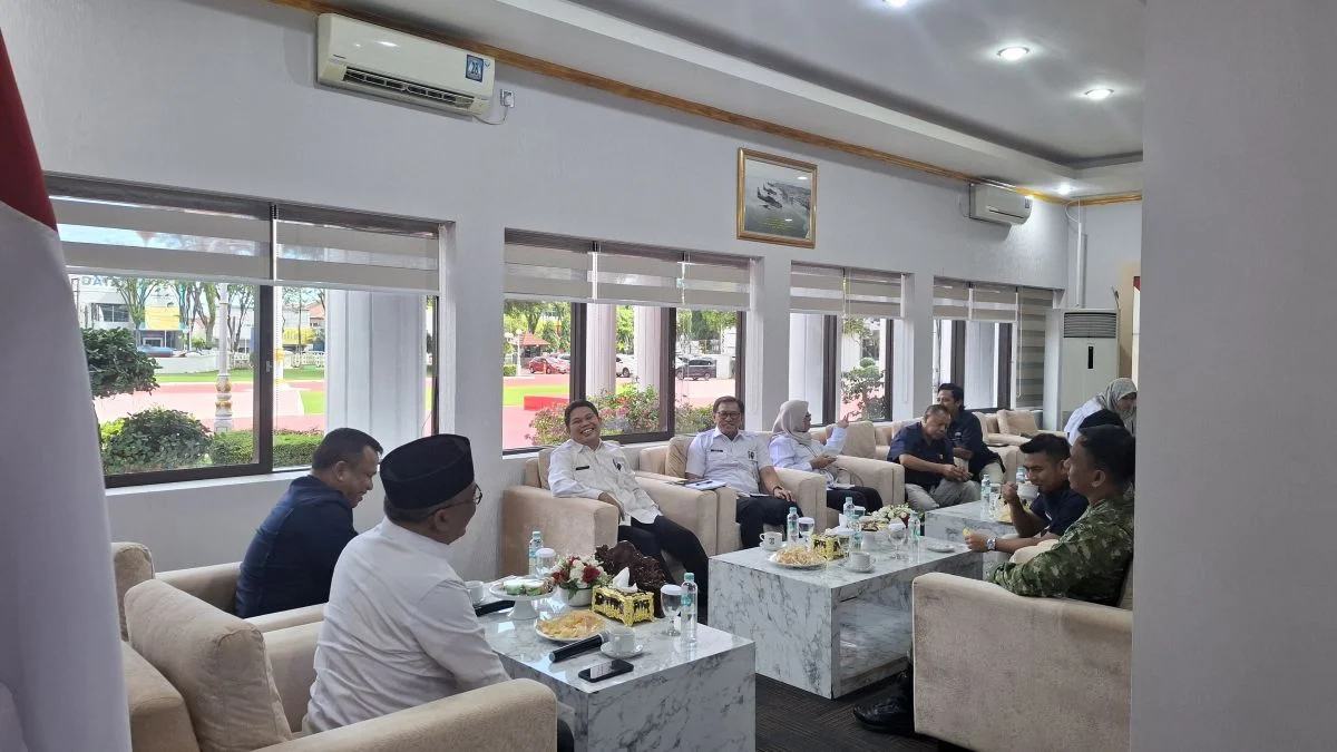 Wakil Wali Kota Balikpapan, H. Bagus Susetyo, menerima kunjungan Wakil Direktur (Wadir) Utama PT Agrinas Pangan Nusantara, Mayjen TNI Trenggono, di Kantor Pemkot Balikpapan, pada Rabu (8/4/2026). Foto: BorneoFlash/Ardian