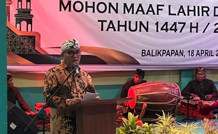 Wakil Wali Kota Balikpapan, H. Bagus Susetyo, saat menghadiri acara halal bihalal Kerukunan Keluarga Jawa Timur Balikpapan (KKJTB) yang digelar di Guest House Azizah, pada Sabtu malam (18/4/2026). Foto: BorneoFlash/Niken Sulastri