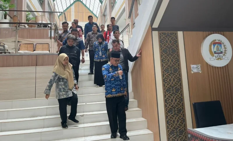 Wakil Wali Kota Balikpapan, H. Bagus Susetyo saat meninjau langsung progres pembangunan gedung DPRD Balikpapan, pada Kamis (16/4/2026). Foto: BorneoFlash/Ardian