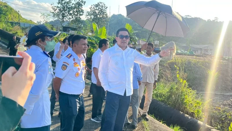 Wali Kota Samarinda, Andi Harun, saat meninjau lahan seluas 12,5 hektare yang berada di Jalan Teluk Bajau. Foto: BorneoFlash/Nur Ainunnisa