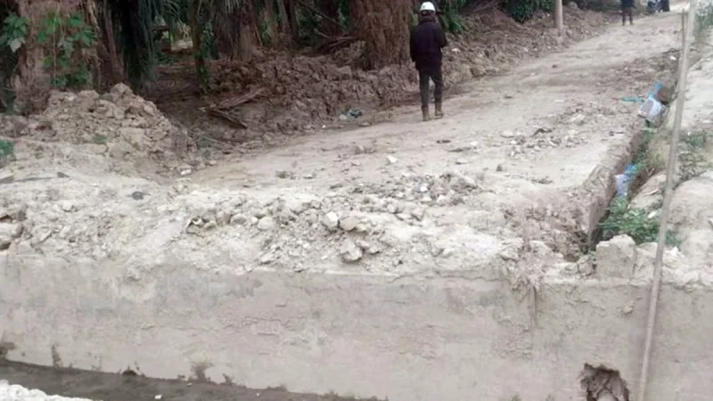 Warga melintas dekat jembatan putus yang menjadi akses utama penyintas bencana di Aceh Tamiang, pada Kamis (9/4/2026). Foto: BorneoFlash/ANTARA/HO-Dok M. Hendra