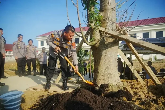 Kapolda Kaltim Pimpin Penanaman Pohon dan Tebar Bibit Ikan, Dukung Ketahanan Pangan dan Kelestarian Lingkungan