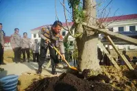 Kapolda Kaltim Pimpin Penanaman Pohon dan Tebar Bibit Ikan, Dukung Ketahanan Pangan dan Kelestarian Lingkungan