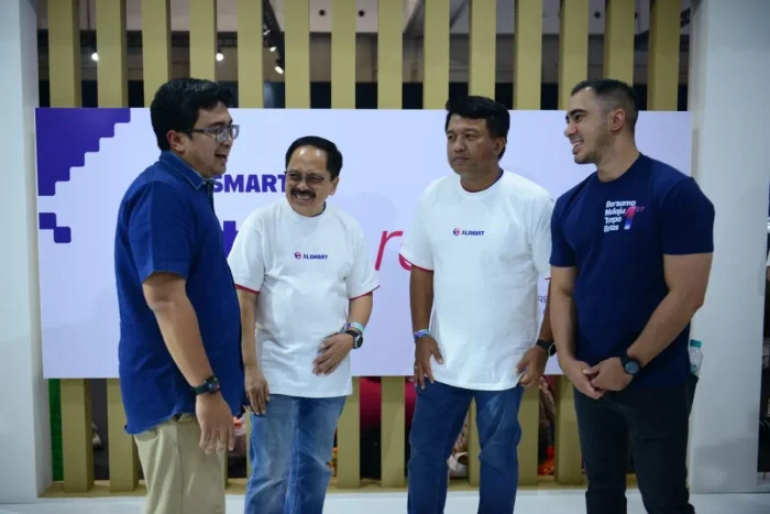 Angga Kusnan Qadafi, Tenaga Ahli Menteri Ketenagakerjaan Republik Indonesia, Direktur &amp; Chief Regulatory Officer XLSMART, Merza Fachys, Direktur &amp; Chief People Officer XLSMARTm Jeremiah Ratadhi dan Group Head dan Group Head Corporate Communications &amp; Sustainability XLSMART, Reza Z. Mirza berfoto bersama saat peluncuran flagship program corporate CSR XLSMART Future Ready dalam rangkaian anniversary pertama di Indonesia Convention Exhibition (ICE) BSD City, pada Sabtu (25/04/2026). Foto: HO/ XLSMART
