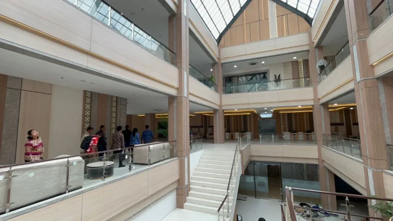 Progres pembangunan gedung DPRD Balikpapan, pada Kamis (16/4/2026). Foto: BorneoFlash/Ardian