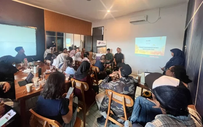 AJI Balikpapan memperingati Hari Kebebasan Pers Sedunia 2026, yang digelar di Puan Kopi Martadinata, pada Selasa (12/5/2026). Foto: BorneoFlash/Ist
