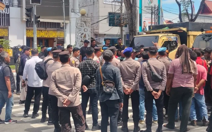 Aksi unjuk rasa PMII bersama para sopir truk, di Halaman Kantor DPRD Kota Balikpapan, pada Senin (4/5/2026). Foto: BorneoFlash/Niken Sulastri