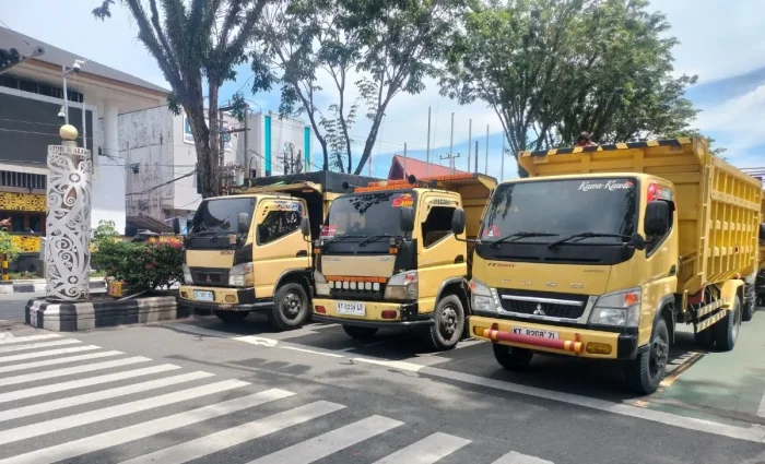 Aksi unjuk rasa para sopir truk, di Halaman Kantor DPRD Kota Balikpapan, pada Senin (4/5/2026). Foto: BorneoFlash/Ist