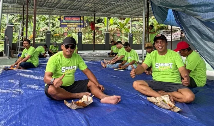 Anggota DPRD Kota Balikpapan, Halili Adinegara bersama panitia kurban di Masjid Al-Jami di Kelurahan Gunung Samarinda, Kecamatan Balikpapan Utara, pada Rabu (27/5/2026). Foto: BorneoFlash/Ist