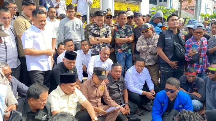 Anggota DPRD Kota Balikpapan saat menemui puluhan mahasiswa dan sopir truk di Halaman Kantor DPRD Kota Balikpapan, pada Senin (4/5/2026). Foto: BorneoFlash/Niken Sulastri