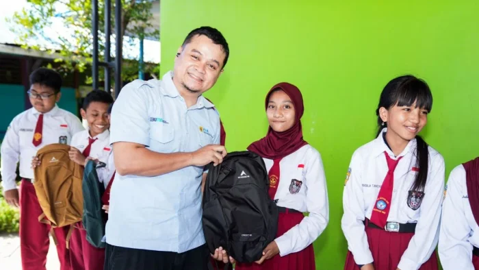 Assistant Manager BS Menyerahkan bantuan csr kepada siswa SDN 06 Balikpapan timur. Foto: HO/PLN UP Kaltimra