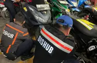 Dishub Samarinda Tertibkan Puluhan Kendaraan Parkir Liar di Kawasan Teras Samarinda