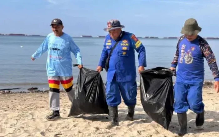 Dit Polairud Polda Kaltim Gelar Aksi Bersih Pantai di Balikpapan