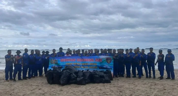 Ditpolairud Polda Kaltim Gelar Aksi Bersih Pesisir di Pantai Segara Balikpapan untuk Lindungi Lingkungan