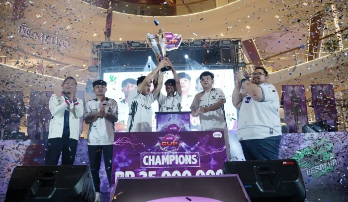 Head of Marketing Youth Segment AXIS XLSMART, Rizki Akbar (kanan) Bersama Tim Sriwijaya E-Sports. Tim Sriwijaya E-Sports meraih kemenangan dalam sesi Free Fite National Series (FFNS) 2026 Fall di Solo, Minggu (10/5/2026). Foto: HO/XLSMART