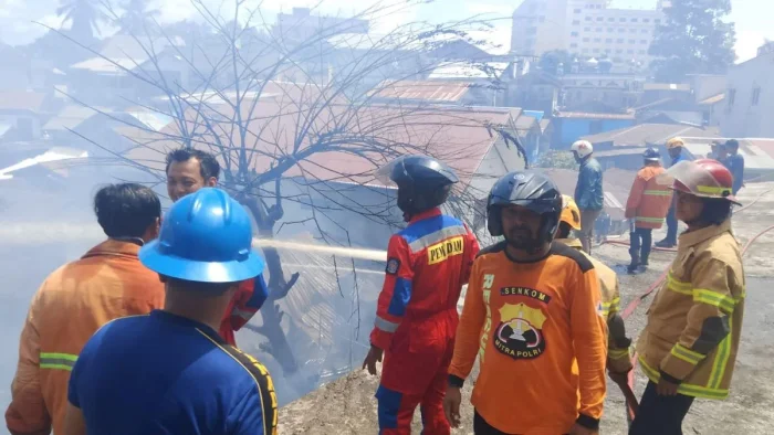 Kebakaran yang melanda kawasan padat penduduk di RT 30 Kelurahan Klandasan Ulu, Kecamatan Balikpapan Kota, pada Sabtu (23/5/2026). Foto:BorneoFlash/Ist