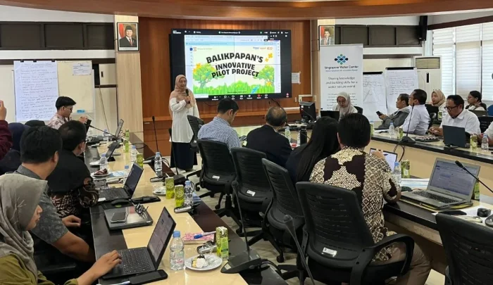 Kepala Bappedalitbang Kota Balikpapan, Murni saat Workshop dengan Bank Dunia, NUS Cities Singapore dan Singapore Water Center, di Aula Bappedalitbang Balikpapan, pada Rabu (6/5/2026). Foto: BorneoFlash/Niken Sulastri