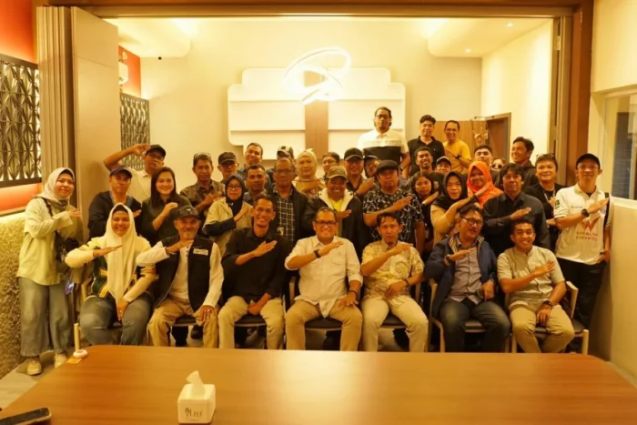 Kepala Perwakilan SKK Migas Kalimantan dan Sulawesi, Azhari Idris Foto Bersama insan media dalam kegiatan Farewell Coffee Morning yang digelar di Lim Kok Tong Kopi Tiam, pada Jumat (15/5/2026). Foto: BorneoFlash/Ist