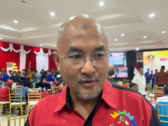 Ketua Forum Komunikasi Serikat Pekerja dan Serikat Buruh Kota Balikpapan, Budi Satria, pada Peringatan Hari Buruh Internasional Tahun 2026, di Auditorium Balai Kota Balikpapan, pada Jumat (1/5/2026). Foto: BorneoFlash/Niken Sulastri