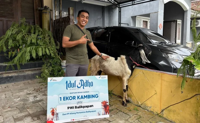 Ketua PWI Kota Balikpapan, Debi Saat menerima hewan kurban dari PT KPB, pada Rabu (27/5/2026). Foto: BorneoFlash/Ist