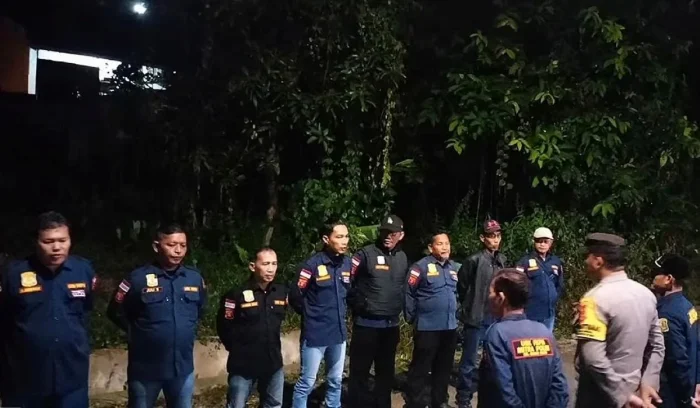 Lurah Graha Indah, Muhammad Arif Rahman bersama Bhabinkamtibmas Kelurahan Graha Indah, aparatur kelurahan, serta anggota FKPM melakukan patroli di wilayah Kelurahan Graha Indah. Foto: BorneoFlash/Ist
