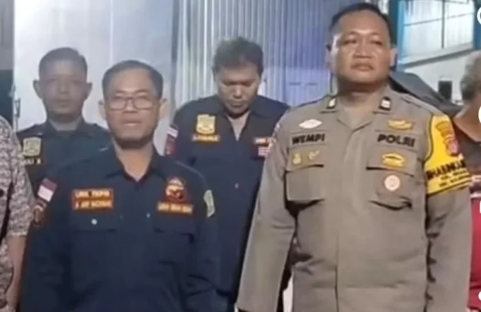 Lurah Graha Indah, Muhammad Arif Rahman bersama Bhabinkamtibmas Kelurahan Graha Indah, aparatur kelurahan, serta anggota FKPM melakukan patroli di wilayah Kelurahan Graha Indah. Foto: BorneoFlash/Ist