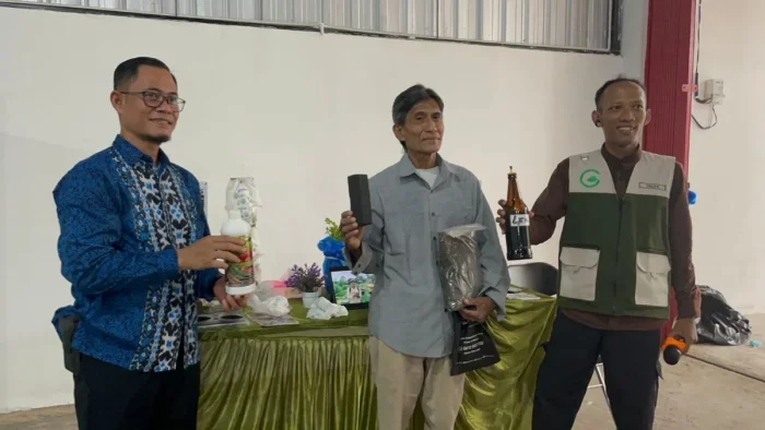 (ki:ka) Lurah Graha Indah, Muhammad Arif Rahman dan Inisiator Gerakan Pilah Limbah Popok, Rohman. Foto: BorneoFlash/Niken Sulastri