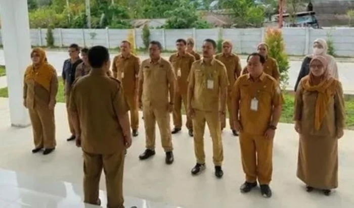 Lurah Karang Joang, Maryana, saat memimpin apel pagi di Halaman Kantor Kelurahan Karang Joang,  Kecamatan Balikpapan Utara, pada Senin pagi (25/5/2026). Foto: BorneoFlash/Ist