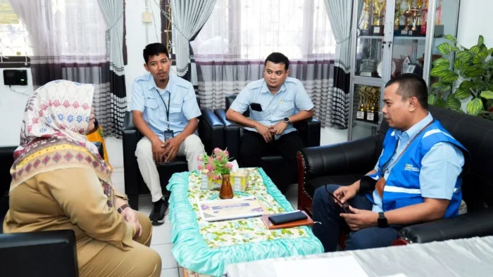 Manager dan Tim CSR UP Kaltimra Bertemu Kepala sekolah SDN 06 Balikpapan Timur. Foto: HO/PLN UP Kaltimra