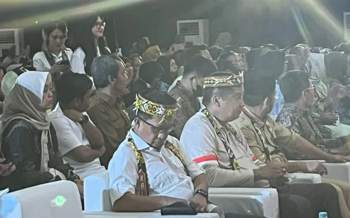 Menteri Perumahan dan Kawasan Permukiman (PKP) RI, Maruarar Sirait bersama pelaku UMKM, di Gedung Raider 600 Modang, pada Selasa (5/5/2026). Foto: BorneoFlash/Niken Sulastri