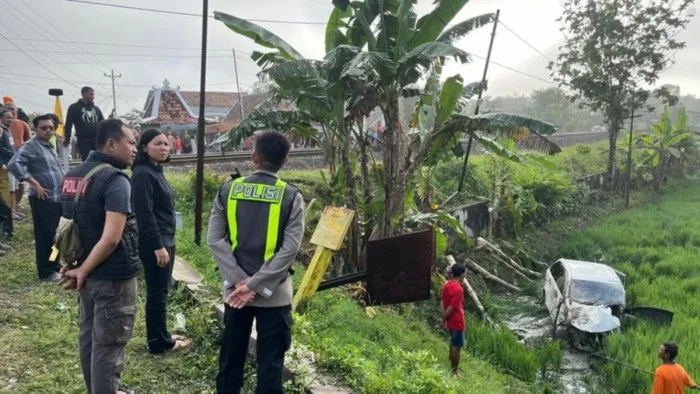 Mobil Pengantar Haji Tertabrak KA Argo Bromo Anggrek di Grobogan, 4 Tewas