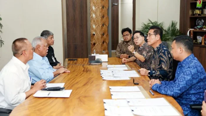 Otorita IKN melakukan penandatanganan perjanjian kerja sama bersama dua pelaku usaha pelopor dengan total investasi Rp1,2 Triliun di Kantor Otorita IKN, pada Kamis (30/4/2026). Foto: HO/Humas Otorita IKN