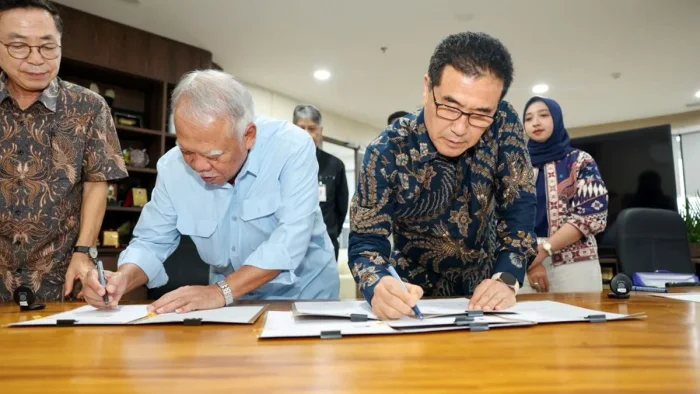 Otorita IKN melakukan penandatanganan perjanjian kerja sama bersama dua pelaku usaha pelopor dengan total investasi Rp1,2 Triliun di Kantor Otorita IKN, pada Kamis (30/4/2026). Foto: HO/Humas Otorita IKN