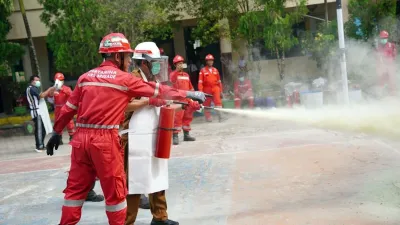Pertamina Kilang Balikpapan Ajarkan Siswa SD Cara Padamkan Api, Pelajar Antusias Coba APAR