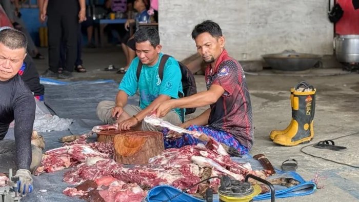 ITS Salurkan 330 Paket Daging Kurban kepada Relawan dan Warga di Samarinda